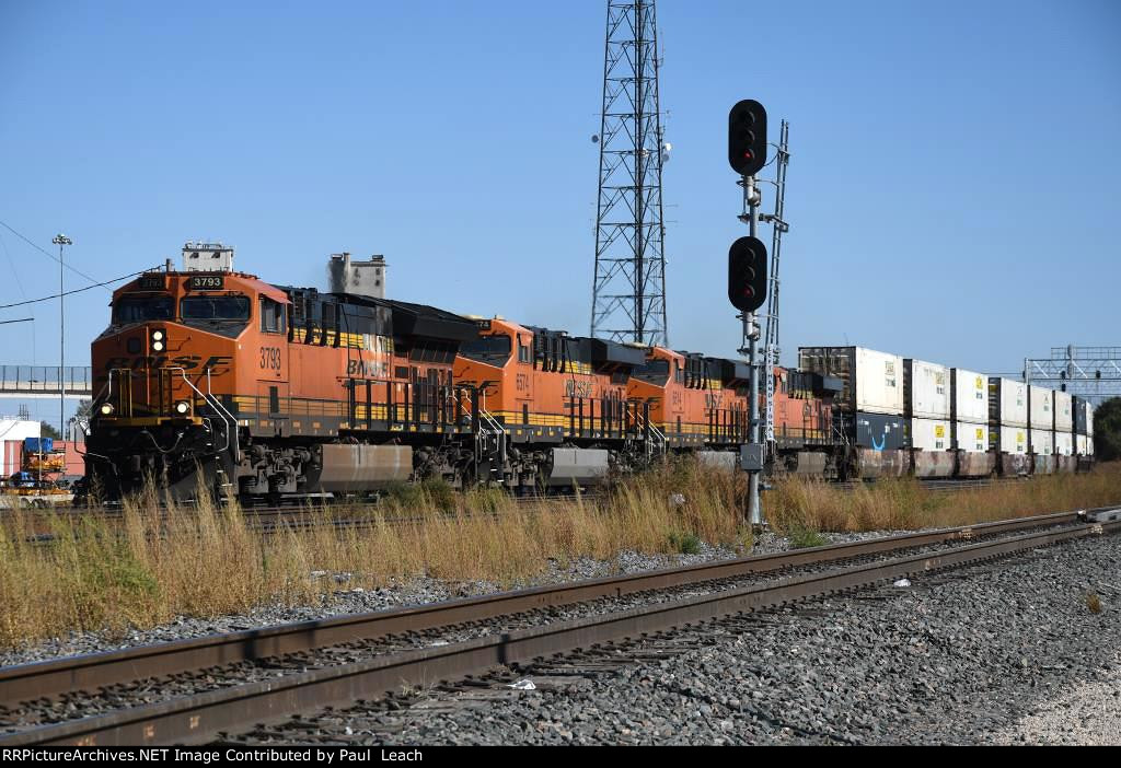 Westbound intermodal approaches crew change